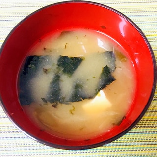 豆腐と大根と味付け海苔のお味噌汁